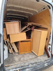 Bei Möbelentsorgung sind wir Ihr zuverlässiger Partner, wenn es darum geht, nicht mehr benötigte Möbelstücke einfach und unkompliziert loszuwerden.